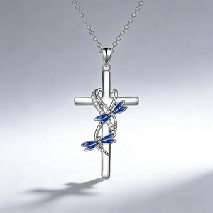 Detalle de collar con cruz, libélulas de esmalte azul y circonitas incrustadas