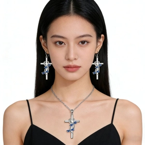 Conjunto de collar de cruz plateada y pendientes de libélula en modelo con fondo blanco