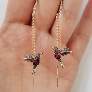 Eleganti orecchini a monachella a forma di colibrì dorato con cristalli rossi e verdi