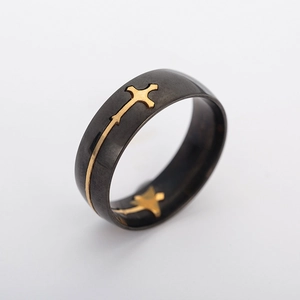 Anello da uomo in acciaio inossidabile nero opaco con croce dorata e design geometrico