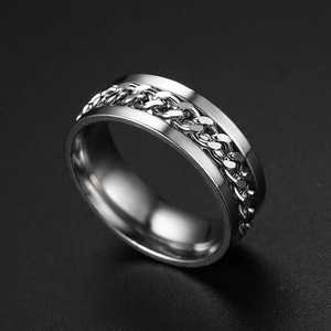 Détail de la bague rotative en acier inoxydable argenté avec chaîne pour hommes