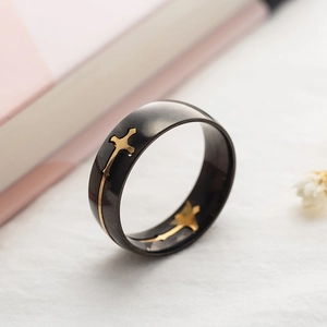 Anello in acciaio inossidabile nero opaco con croce dorata e design geometrico religioso