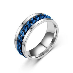 Bague rotative homme en acier avec chaîne cubaine bleue sur un anneau argenté poli