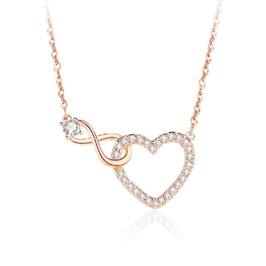 Collana cuore e infinito oro rosa con pavé di zirconi scintillanti su sfondo bianco puro