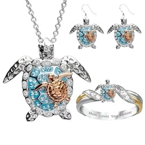 Detalle del set de joyas tortuga con grabado 'Mom Loves You Forever' en el anillo