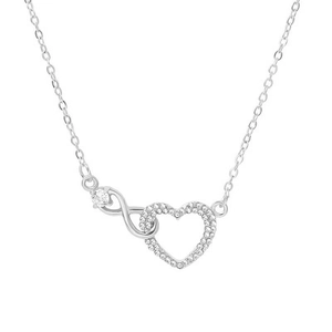 Dettaglio della collana cuore infinito in argento con pietre di zirconia cubica brillanti