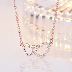 Elegante collar de oro rosa con corazones entrelazados y detalles de circonita