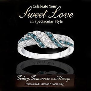 Primer plano de anillo de plata con topacio azul y diamantes y grabado I LOVE YOU