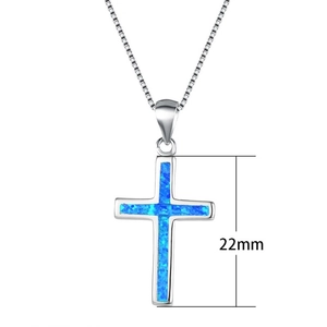 Detailansicht Kreuzanhänger mit blauem Opal und Maßangabe der Höhe von 22mm