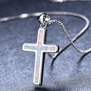 Silberne Kreuzkette mit weißem Opal-Inlay an einer Boxkette für Damen, elegantes Design