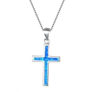 Nahaufnahme der Silberhalskette mit blauem Opal-Kreuzanhänger und feiner Boxkette