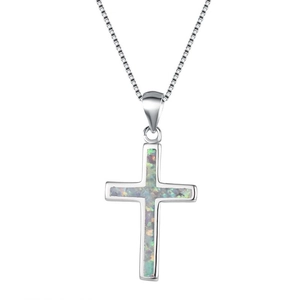 Detail eines Kreuzanhängers aus Silber mit Opal-Inlay an einer feinen Box-Halskette