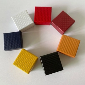 Vue de dessus de boîtes à bijoux carrées avec texture diamant en plusieurs couleurs
