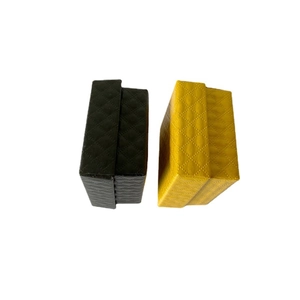 Vue détaillée des boîtes à bijoux rectangulaires avec motif en diamant noir et jaune