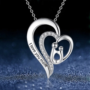 Macro-opname van zilveren hartketting met I love you mom gravure en kristallen accenten