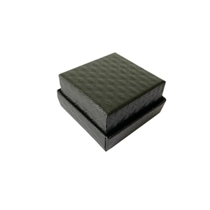 Vue détaillée d'une boîte à bijoux carrée noire avec texture gaufrée en losange