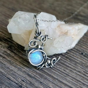 Collier bohème avec pendentif croissant de lune en fil d'argent et pierre de lune