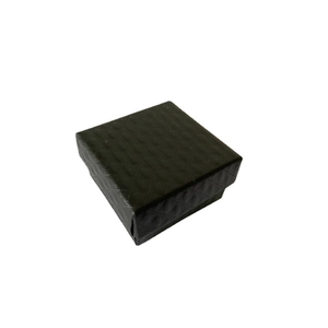 Gros plan d'un coffret à bijoux noir avec texture matelassée élégante à motifs losanges