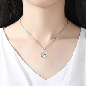 Dettaglio della collana panda mamma e figlio con incisione I love you forever indossata