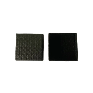 Boîte à bijoux carrée noire avec motif de losanges texturés et doublure en velours