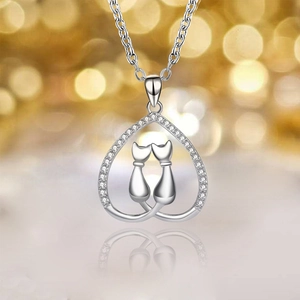 Collier pendentif cœur en argent avec deux chats et pierres en cristal étincelantes