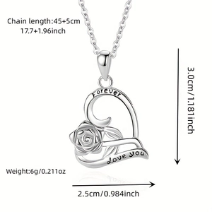 Détail du pendentif cœur argenté avec motif rose et gravure Forever Love You
