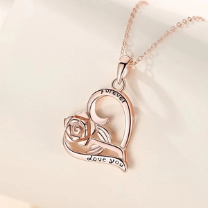 Collier avec pendentif cœur en or rose, rose sculptée et gravure romantique Forever Love