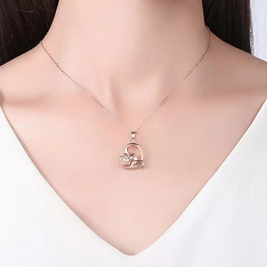 Élégant collier cœur en or rose avec pendentif rose sur une chaîne sobre pour femmes