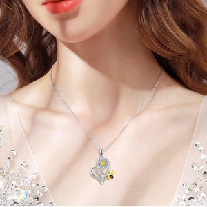 Zonnebloem en bij hart ketting met You are my sunshine gravure voor vrouwen