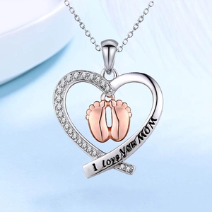 Colgante de corazón con huellas de bebé en oro rosa y grabado I love you MOM