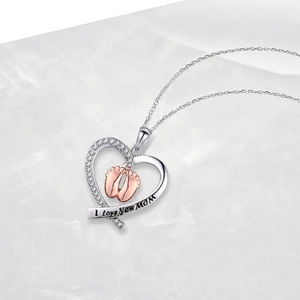 Collar de corazón de plata con pies de bebé oro rosa y grabado I love You MOM mamá