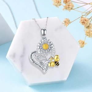 Tweekleurige hart zonnebloem ketting gegraveerd met You are my sunshine en een bij