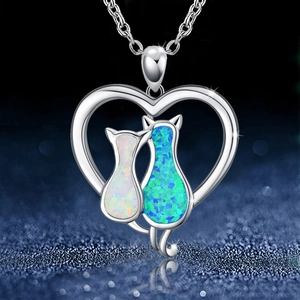 Collier avec pendentif cœur et deux chats en opale bleue et blanche sur chaîne