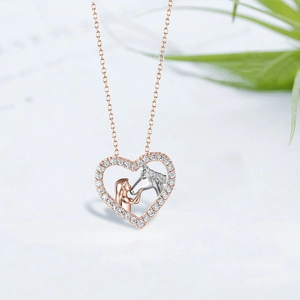 Collier cœur bicolore avec pendentif fille et cheval et cristaux scintillants