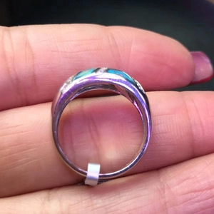 Anillo plateado con tres piedras de opalo azul ovaladas y detalles de circonita