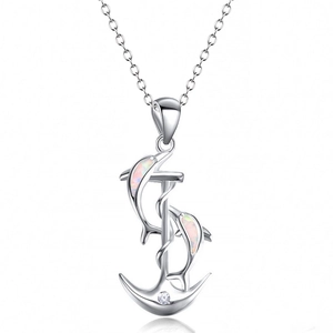 Collier avec pendentif ancre et dauphins en opale rose sur fond blanc pur élégant