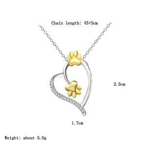 Collar de corazón de plata con huellas doradas y circonitas, tamaño 2,5 cm por 1,7 cm