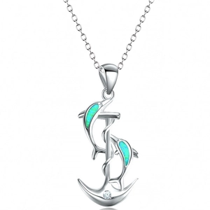 Collier ancre en argent avec dauphins sautants et incrustations d'opale bleue sur fond blanc