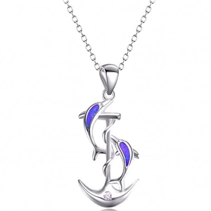 Détail d'un pendentif ancre dauphin en argent S925 avec incrustation d'opale violette