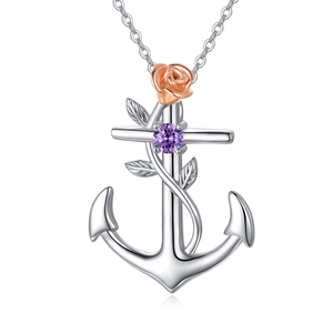 Collier ancre en argent avec fleur rose dorée et pierre violette sur fond blanc