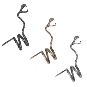 Detaillierte Makroansicht des schlangenförmigen Zigarettenhalters in drei Vintage-Metallfarben