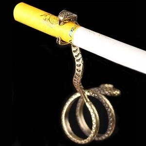 Detailansicht eines Zigarettenhalters in Schlangenform aus antikem Bronze-Messing