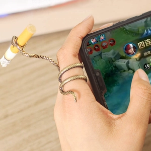 Kreativer Schlangen Zigarettenhalter Ring in Vintage Gold für bequemes Gaming