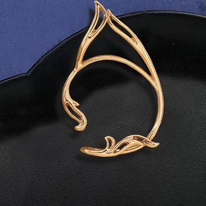 Nahaufnahme eines goldenen Katzenohr-Manschetten-Ohrrings mit hohlem Blatt-Design