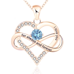Dettaglio collana cuore infinito in oro rosa con gemma blu e incisione I love you