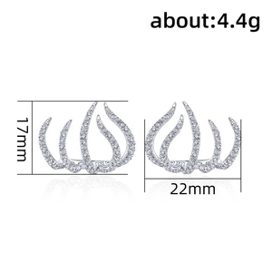 Vista detallada de pendientes de cinco garras en plata con circonitas, mide 17mm x 22mm