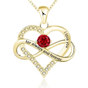Dettaglio della collana a cuore in oro rosa con gemma rossa e incisione d'amore