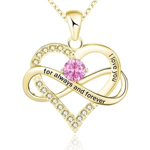 Dettaglio del ciondolo a cuore infinito in oro rosa con pietra rosa e testo inciso