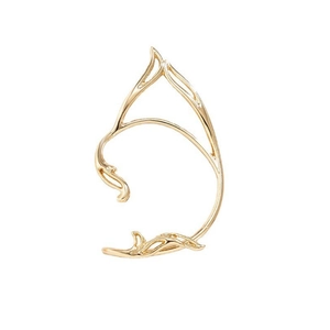 Detail von minimalistischem goldenem hohlem Elfen-Ohrclip mit glatten geometrischen Linien
