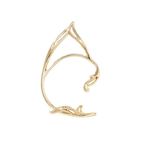 Detailansicht goldener Elf-Ohrclip mit minimalistischen geometrischen Hohlkurven